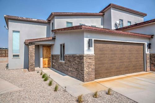 Moab South Valley House | Upscale Moab Home w/Red Rock Views & Hot Tub