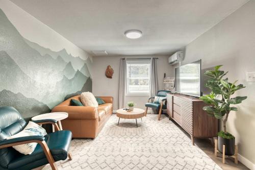 Depot Bench Apartment | Uptown 2 bedroom flat near Train Depot