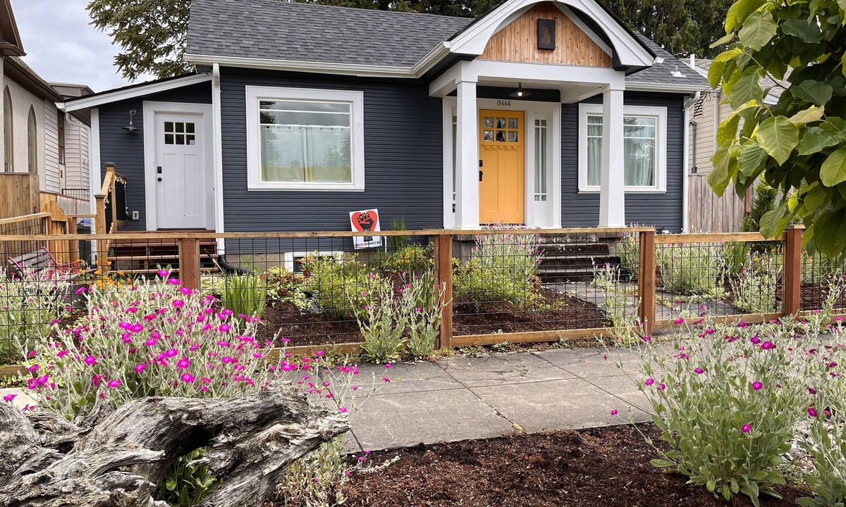 Overlook House | Urban Fern Bungalow - steps to Food/Shops/Max
