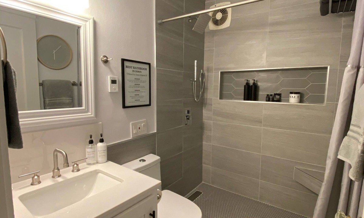 Burley Apartment | “𝕌𝕣𝕓𝕒𝕟 𝕊𝕦𝕚𝕥𝕖“ 1 bedroom, Lots of Style 🤍 Suite #2