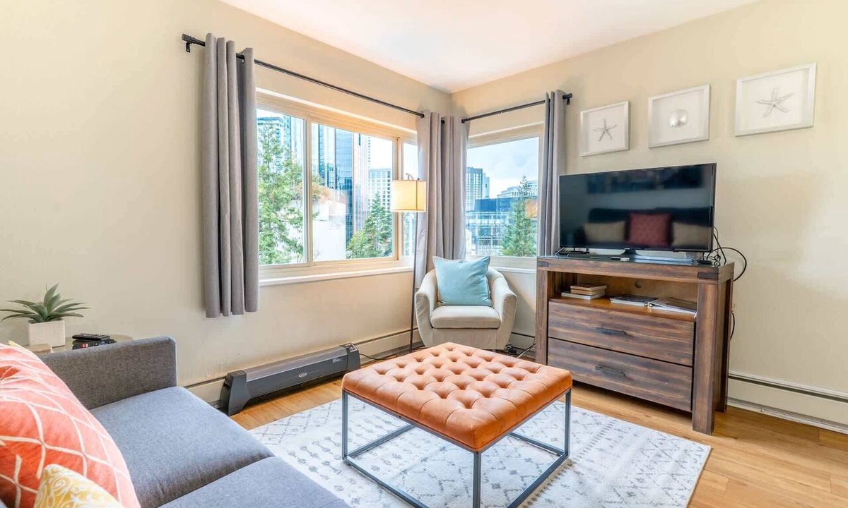 Downtown Seattle Condo | Vibrant 1B Downtown Condo near Convention Center