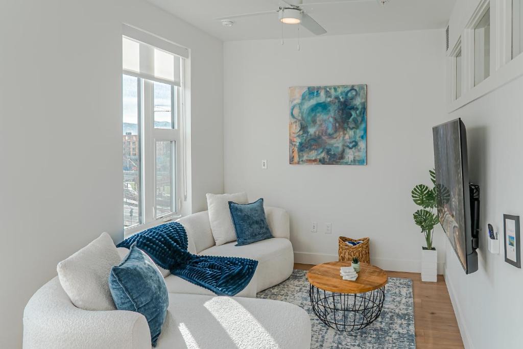 Downtown Salt Lake City Apartment | Vibrant 1BD 1BA Pool, Gym, HTub, Bowling and More