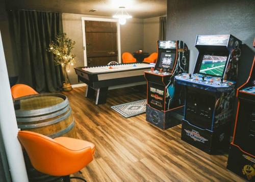 Spirit Lake House | Vibrant Forest Retreat - Game Room, Spa, Fire Pit - Sleeps10