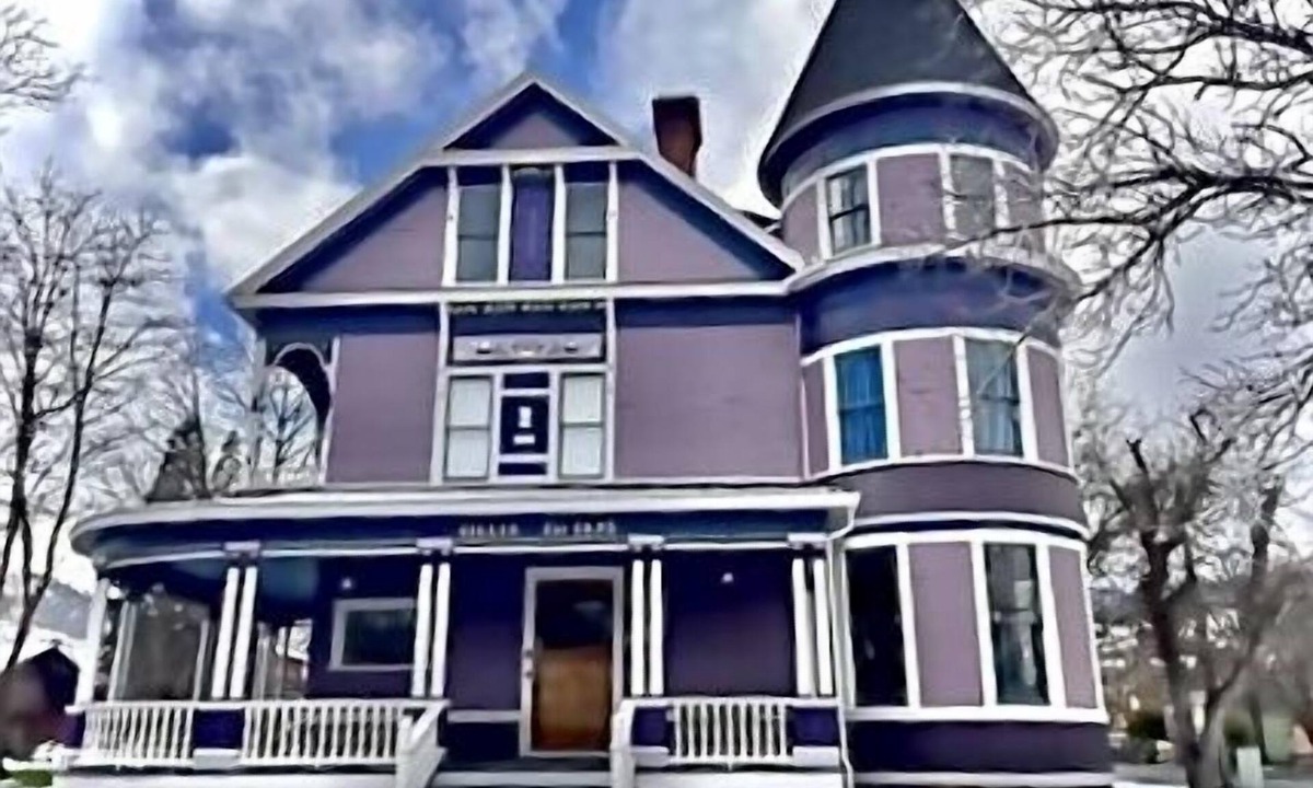 Yreka House | Victorian Mansion Newly Renovated. Sleeps 16. Two kitchens.