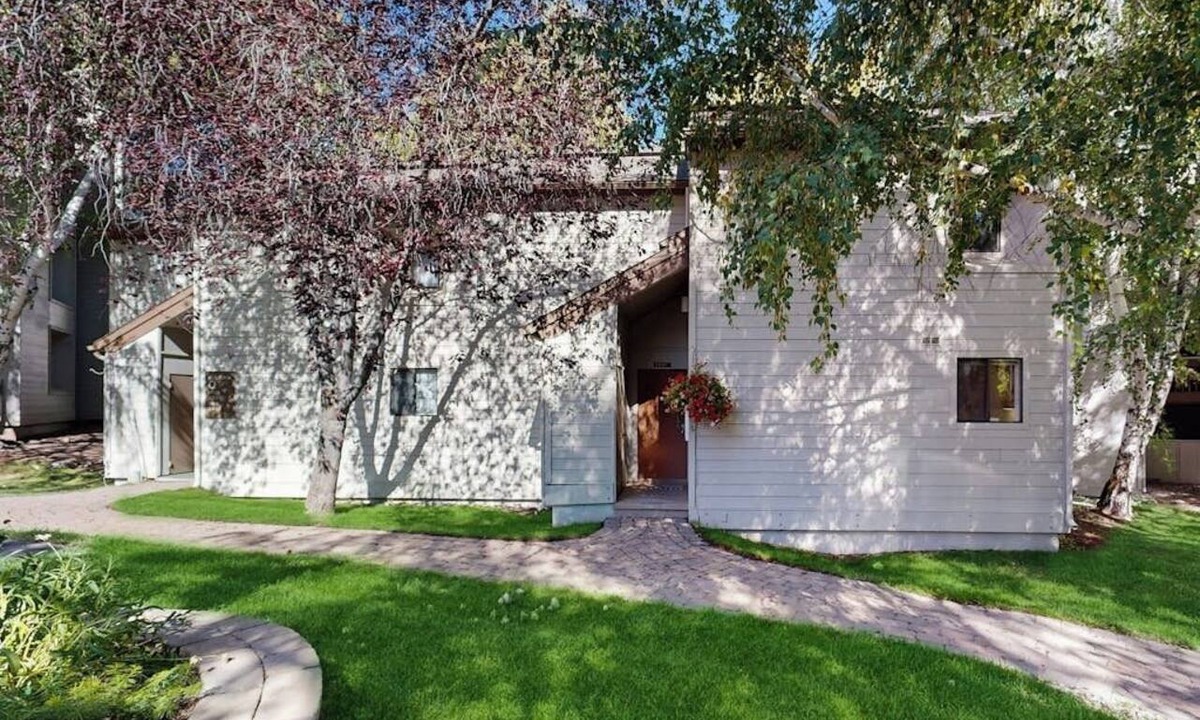 Elkhorn Village Condo | Views and recreation: Sun Valley condo with pool, sauna, tennis and hot tub!
