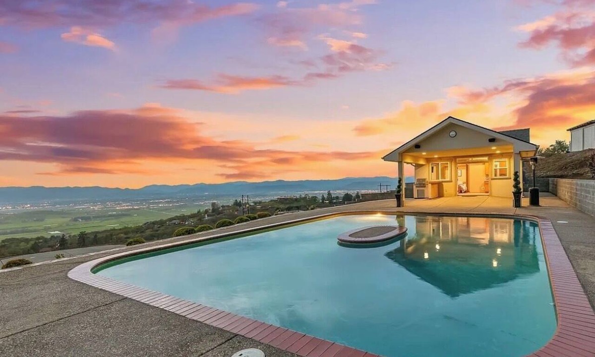 Medford Apartment | Viewtacular 1-bedroom studio with Lazy Lagoon Pool in East Medford
