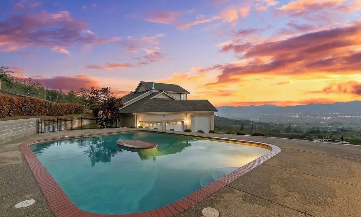 Medford House | Viewtacular Estate in East Medford with Lazy lagoon Pool, Sauna and Hot Tub!