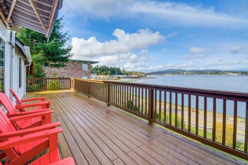 Retsil House | Walk to Beaches: Waterfront Home in Port Orchard!