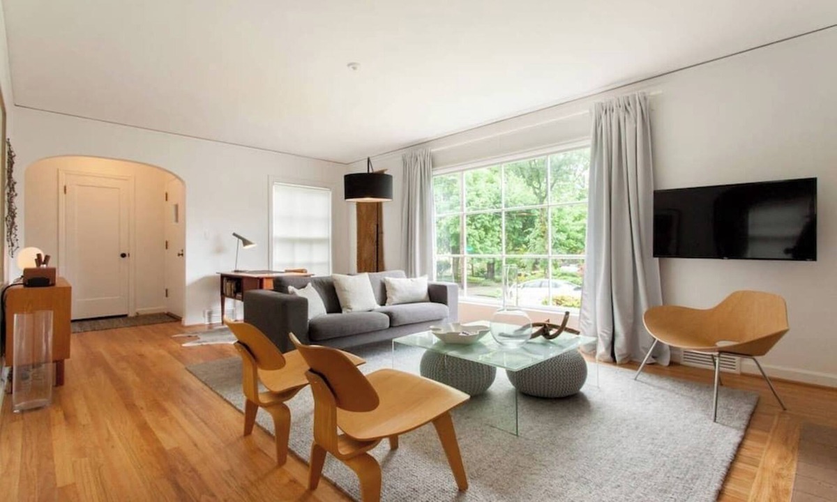 Belmont House | ★ Walk to Belmont - 2-bed/1-bath - Walk Score: 95!