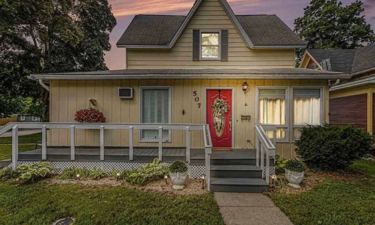 Charlevoix House | Walk to Downtown & Beach Luxury 3BR Charlevoix Retreat