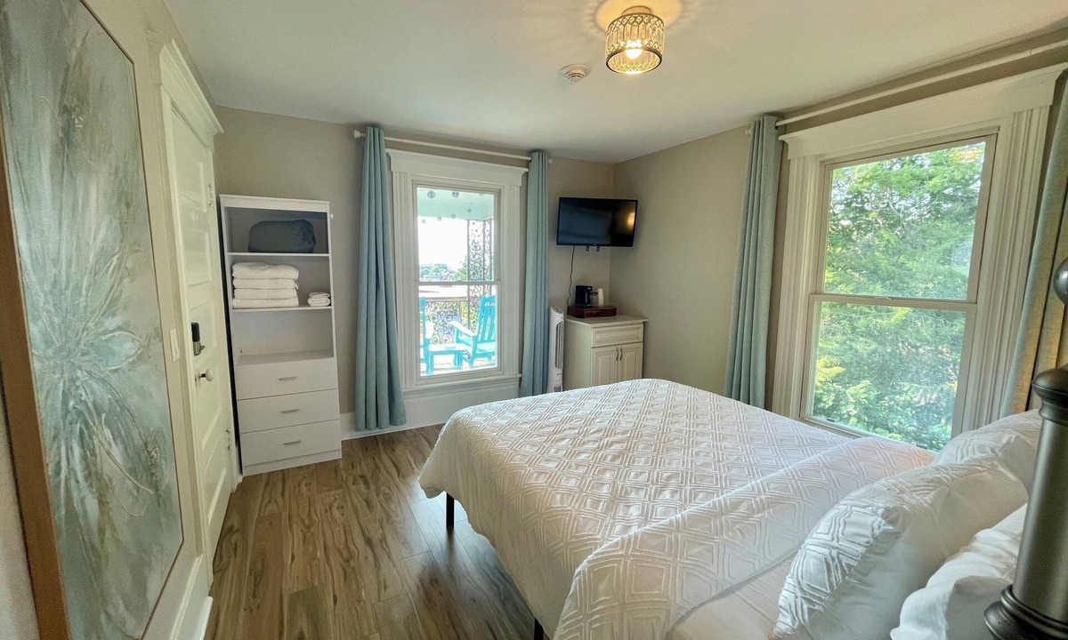 Chelan Bed & Breakfast | Walk to Lake & Downtown Chelan! Room #5