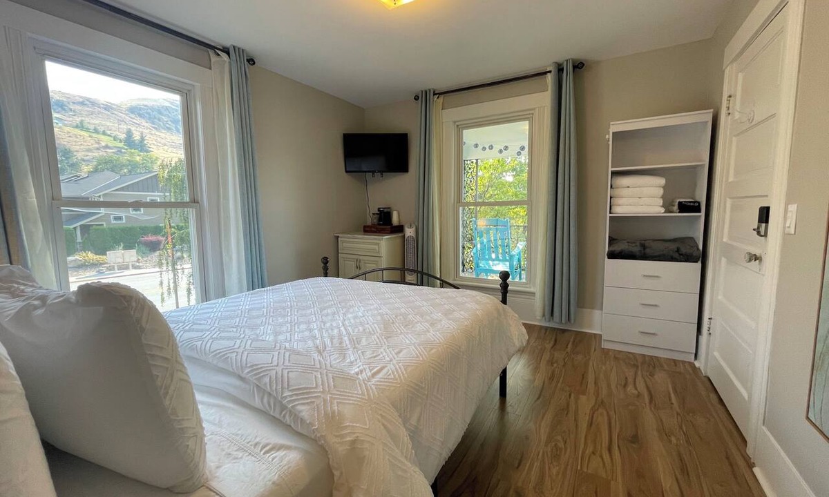 Chelan Cabin | Walk to Lake & Downtown Chelan! Room #1