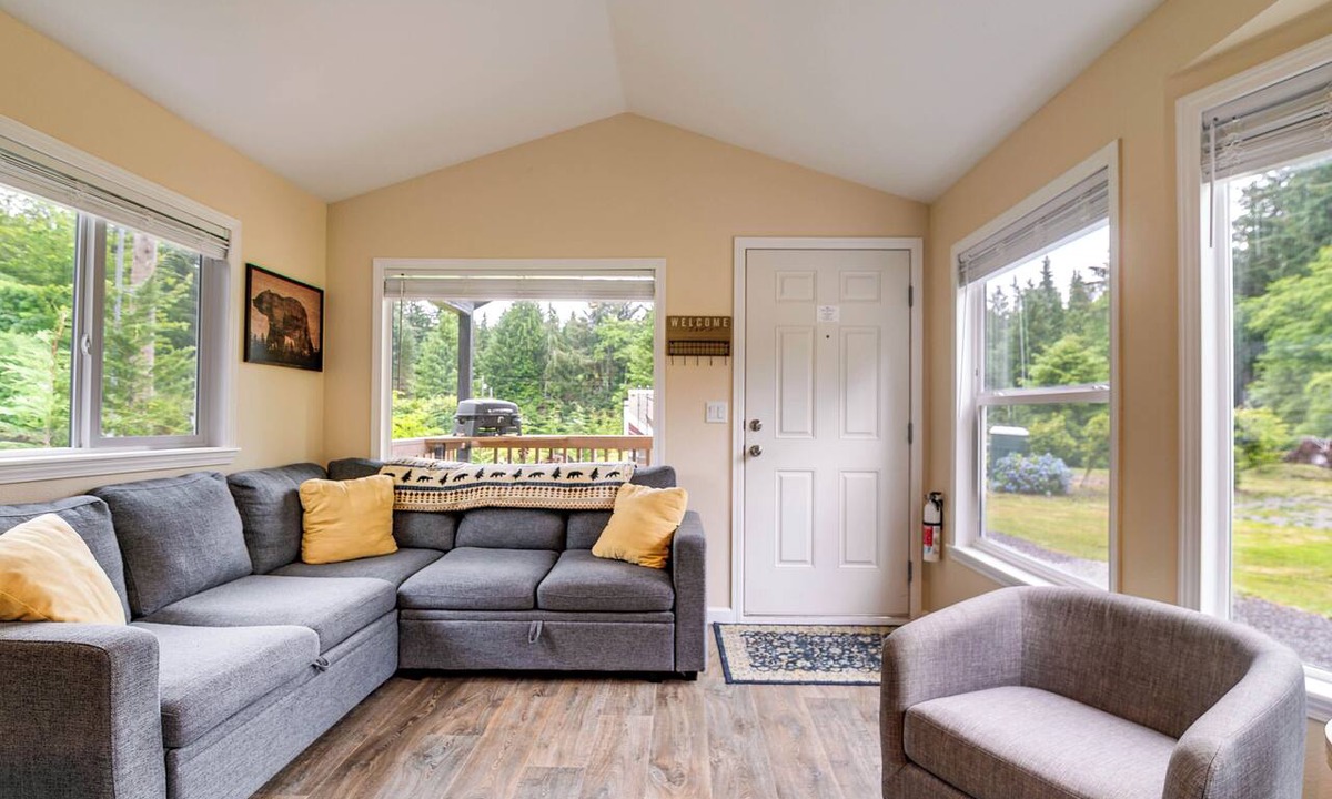 Beaver House | Walk to Sol Duc River! Cozy Home Near Forks