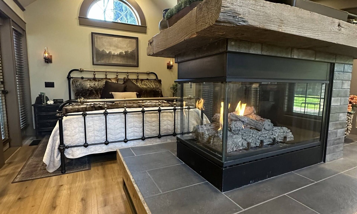 Jacksonville Cottage | Walk to the Britt Festival and downtown Jacksonville from this newly remodeled luxury cottage. Features a king bed with luxury linens, dramatic centerpiece fireplace, pull-out sofa, full kitchen, and spa-style bathroom.