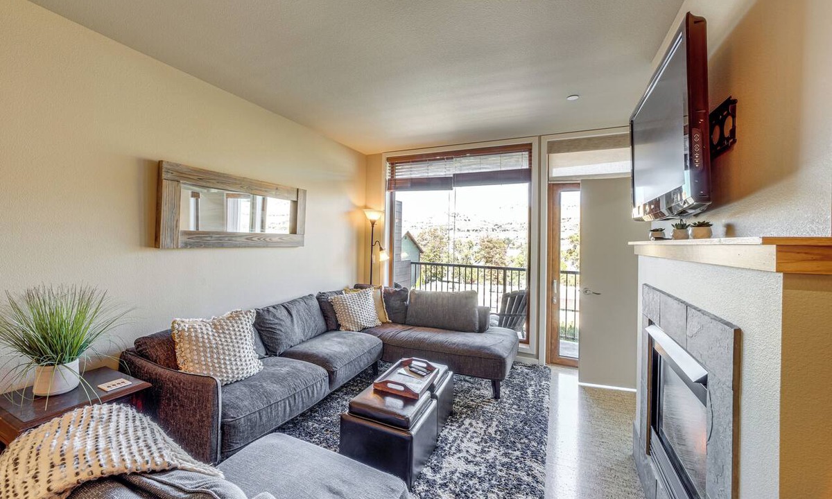 Chelan Condo | Walk to the Lake: Chelan Condo w/Mtn Views!