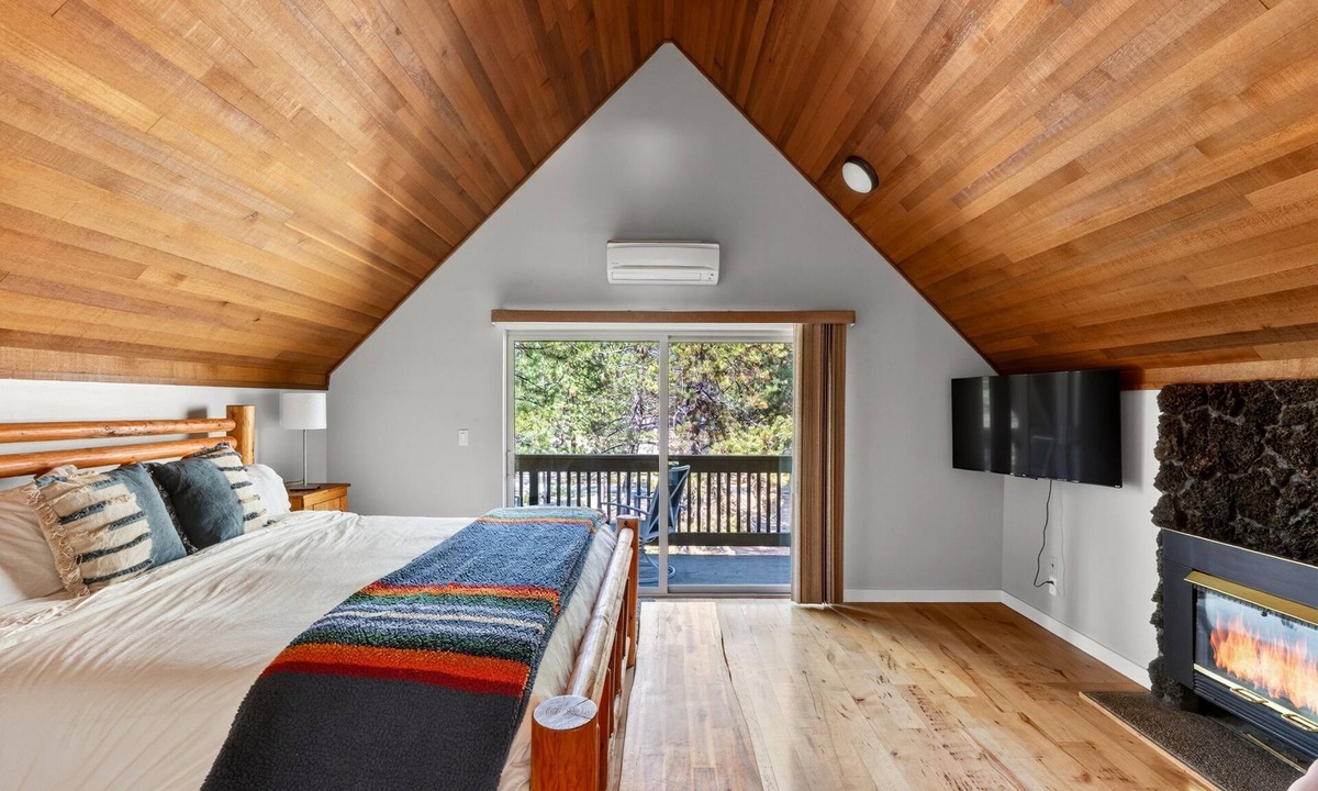 Sunriver House | Walk to the Village, Hot Tub, SHARC pass, AC, Games, Bikes, Grill, Pet-Friendly