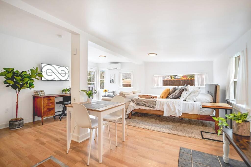 North End Apartment | Walk to the waterfront! The Hobbit House