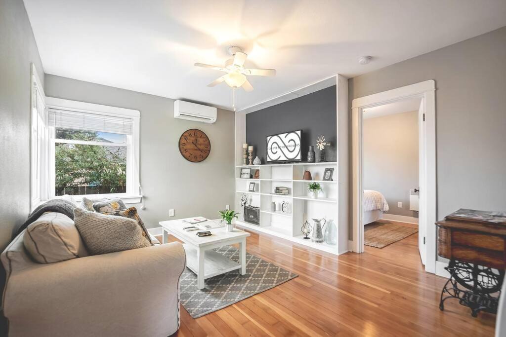 North End Apartment | Walk to the waterfront! The Cozy Cottage