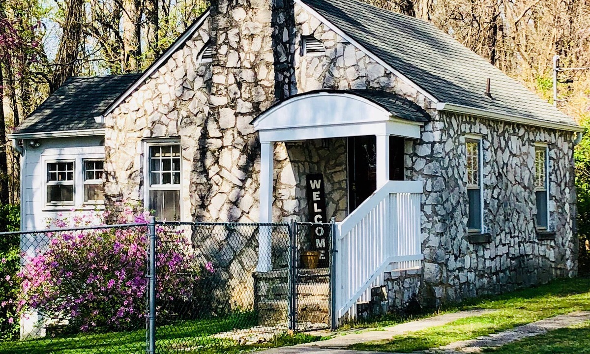 Knoxville Cottage | Walnut Grove Guest House; Mountain views