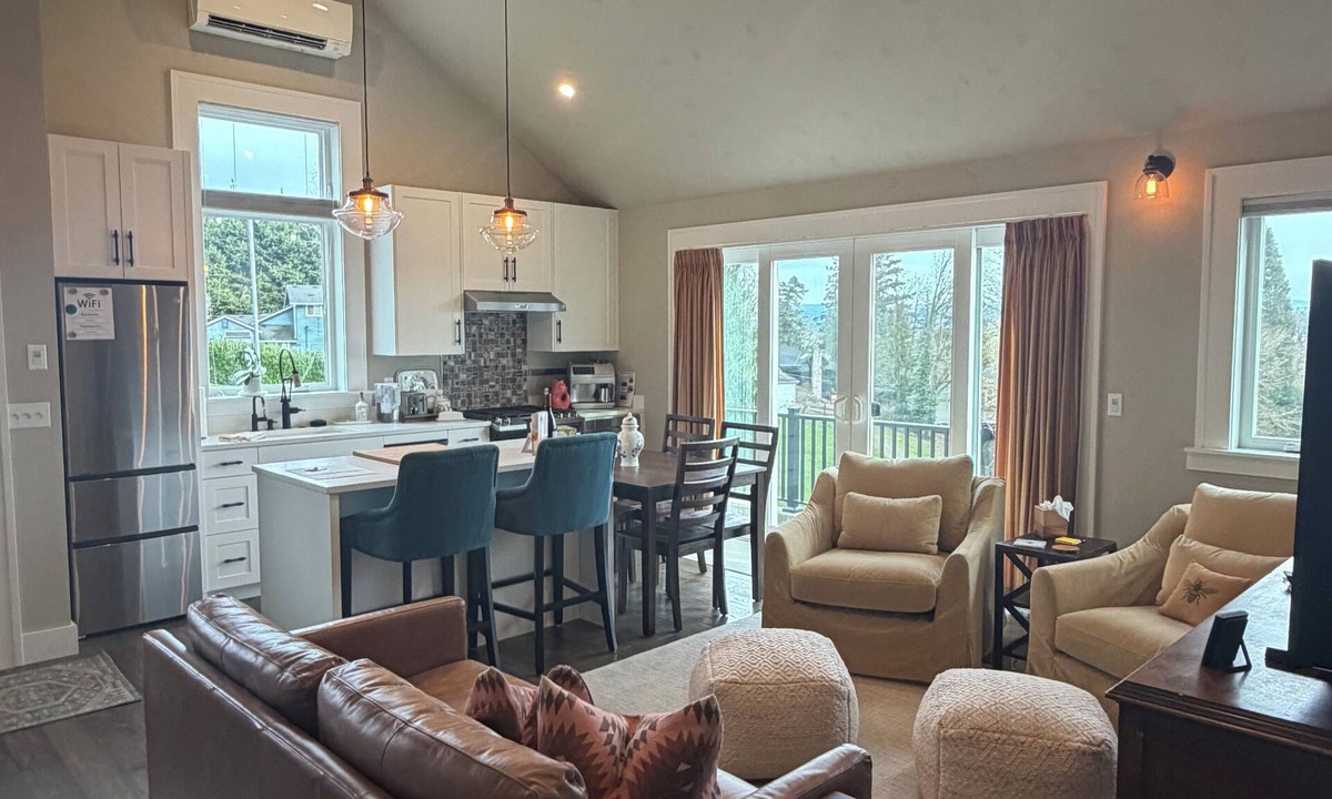 Camas Cottage | Walnut Springs Carriage House in Camas city limits, Two Bedrooms-Two Bathrooms