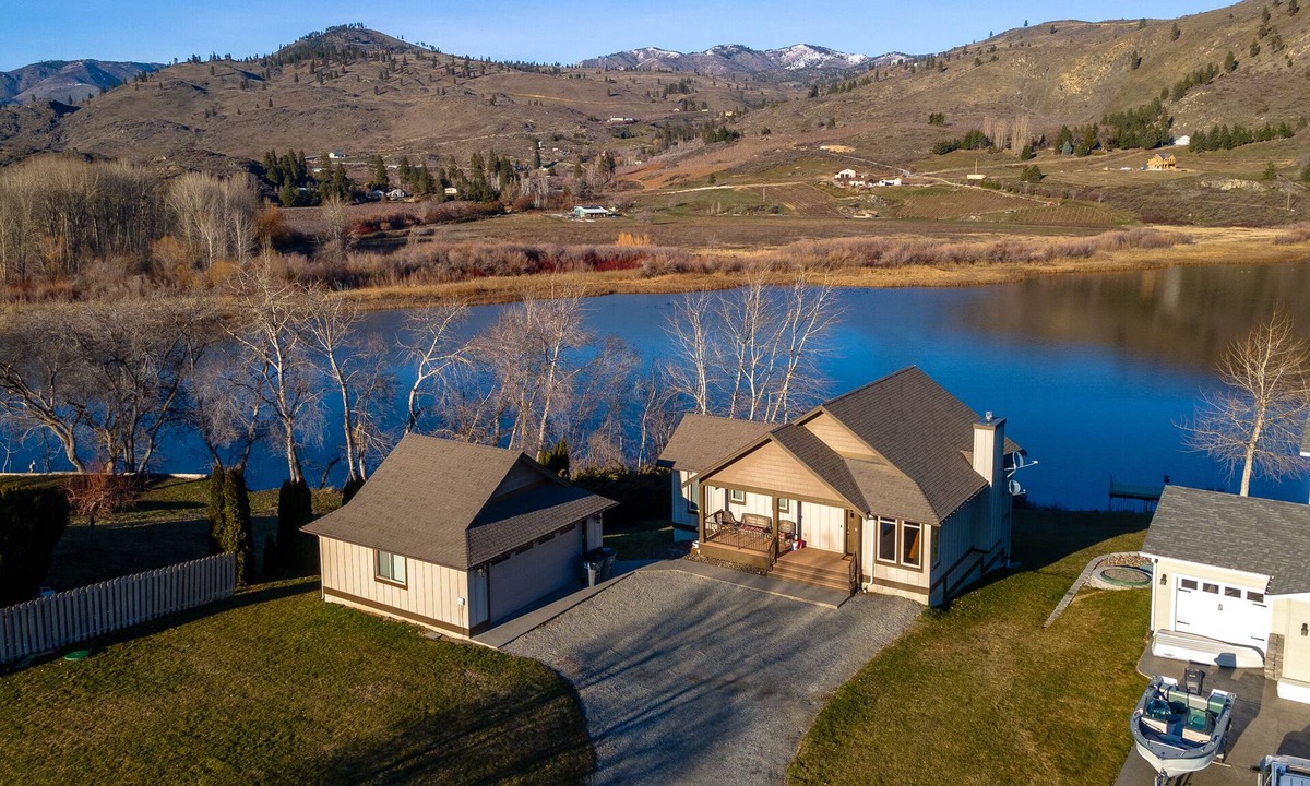 Manson House | Wapato Lake Retreat-Sleeps 6, Waterfront and dock!