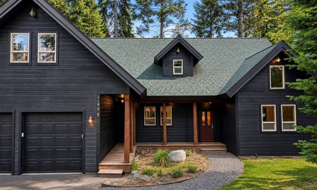 McCall House | Warm and Spacious Home Near Town/Lake -Private Hot Tub & Pool Table. Pool/Tennis