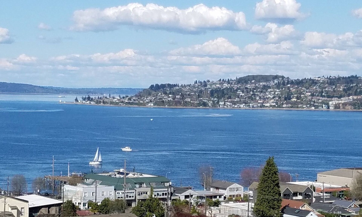 North End House | Watch Ships Come into Port from Bed-