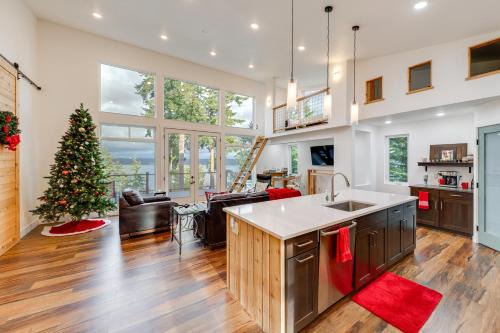Greenbank House | Water Views: Whidbey Island Hideaway w/Deck