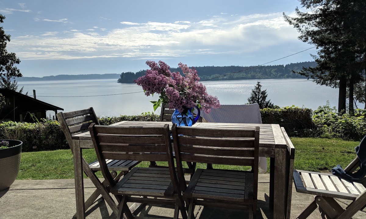 Lakebay House | Water, water, water! Pristine beach hideaway in South Sound