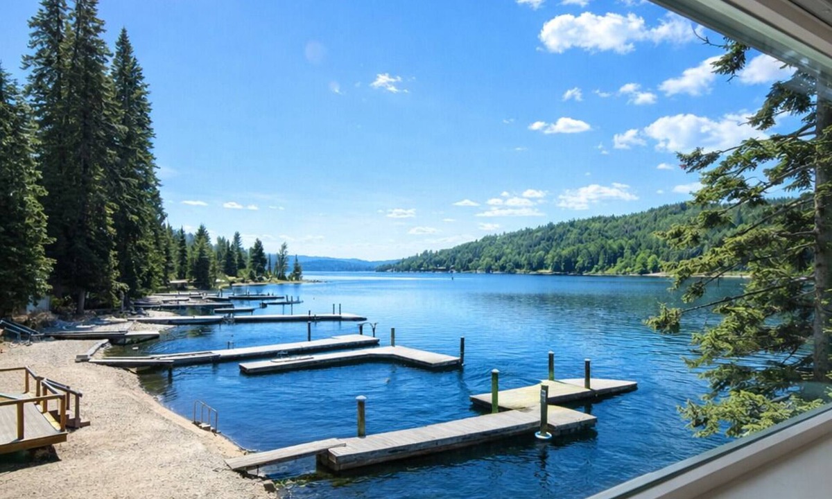 Nordman Cabin | Waterfront 180 Degree Views-5 feet from the water! 4-bed 3 bath cabin!