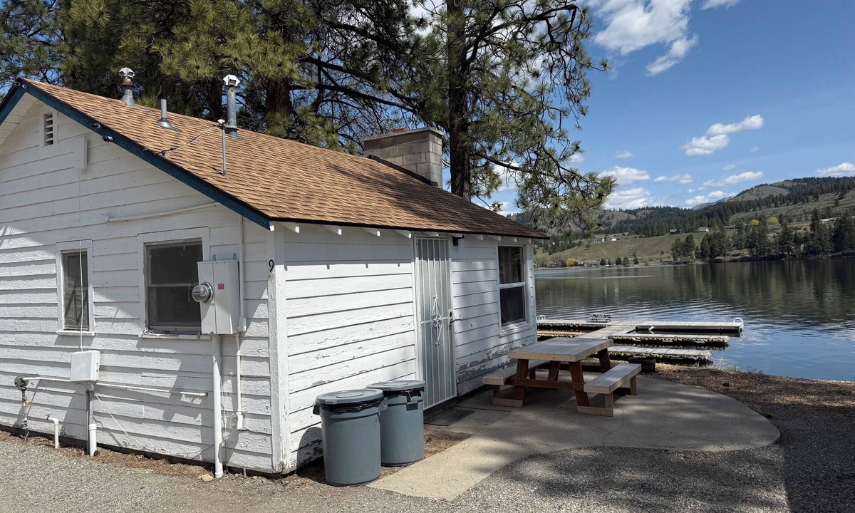 Republic Cabin | Waterfront 2BR Cabin w/Wood Fireplace at Tiffanys Resort on Curlew Lake