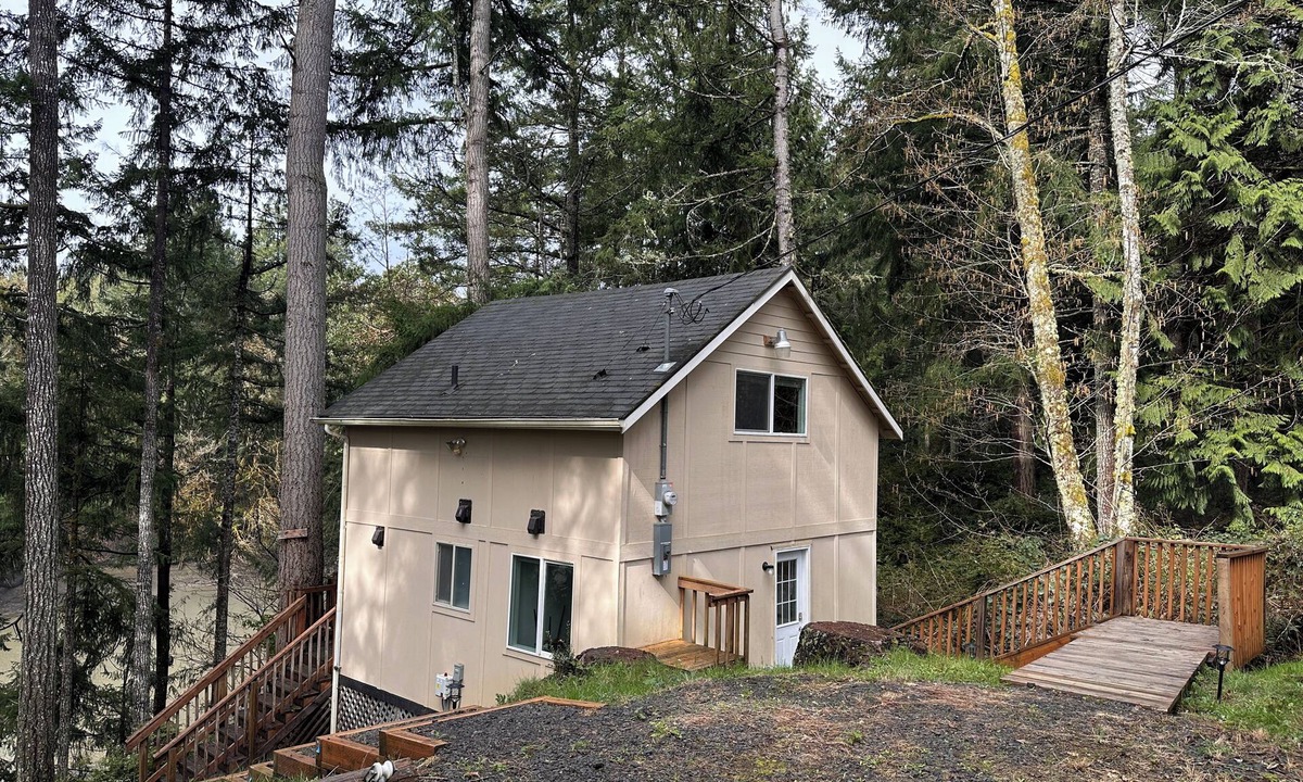 Olympia Cabin | Waterfront Beach House Retreat w/Private Stairs + Deck - Quiet & Peaceful