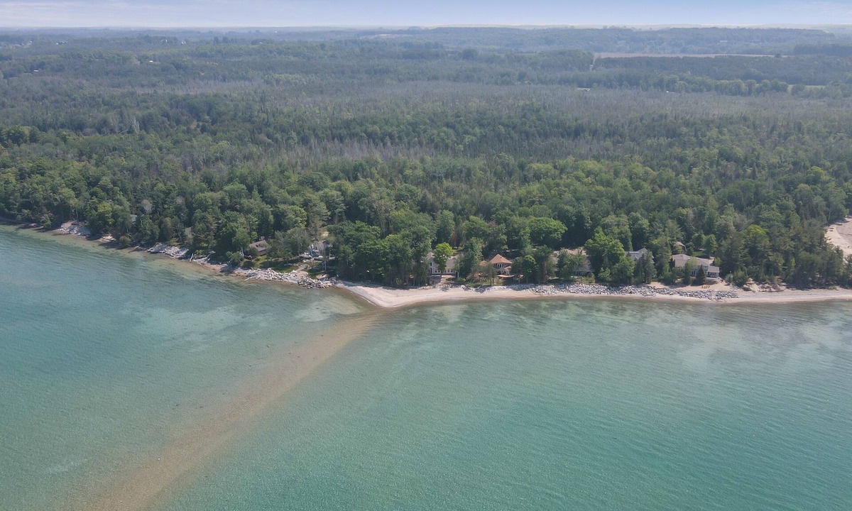 Charlevoix House | Waterfront | Beachfront | Private on Lake Michigan | 15 mins to Charlevoix