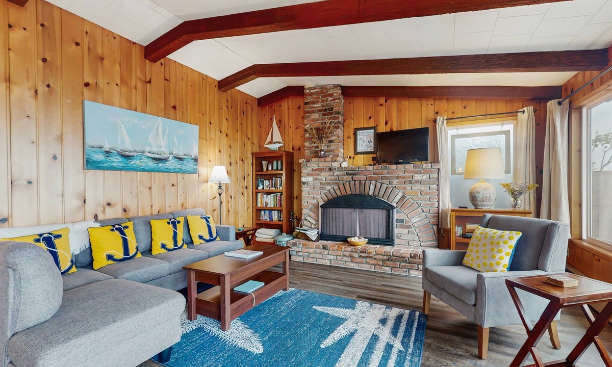 Birch Bay Cottage | Waterfront cottage with bay views, patio, grill & direct beach access