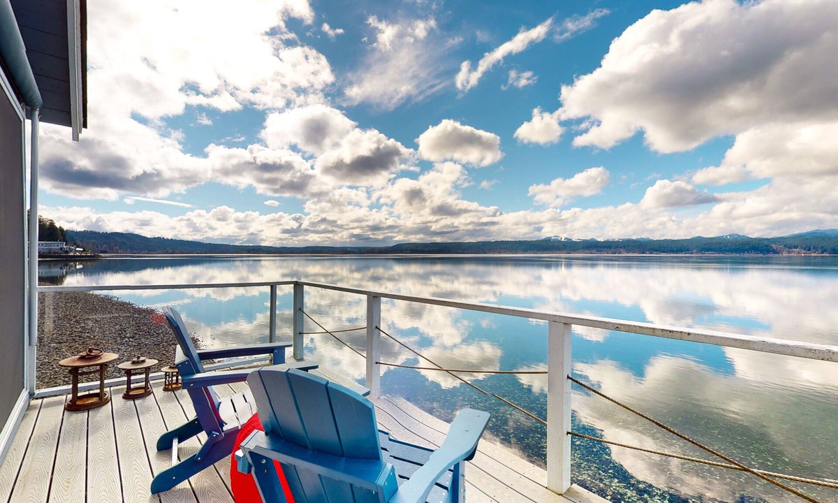 Union House | Waterfront home & cabin with private hot tub, AC, firepit & patio