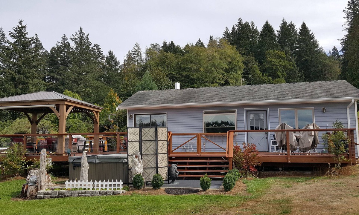 Vaughn Cottage | WATERFRONT ~ HOT TUB ~ ENCHANTING MT.VIEW