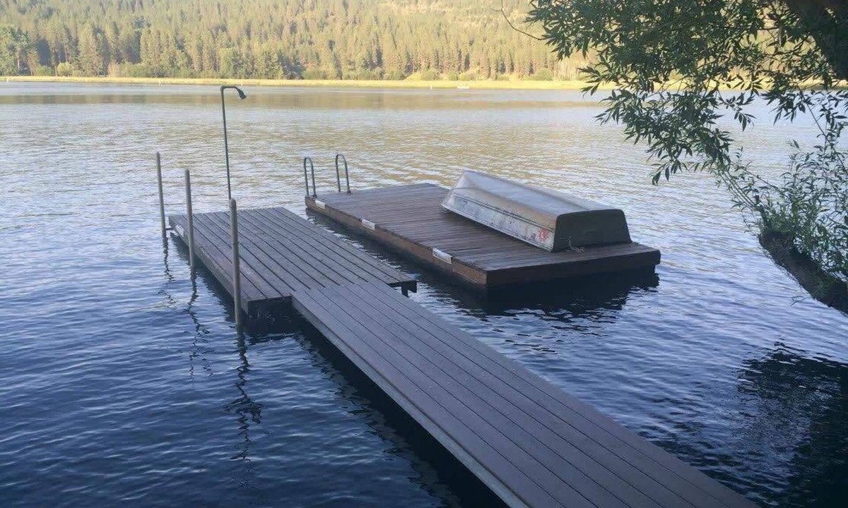 Liberty Lake House | Waterfront Liberty Lake Home Sleeps 20 w/Private Dock & Lake Views