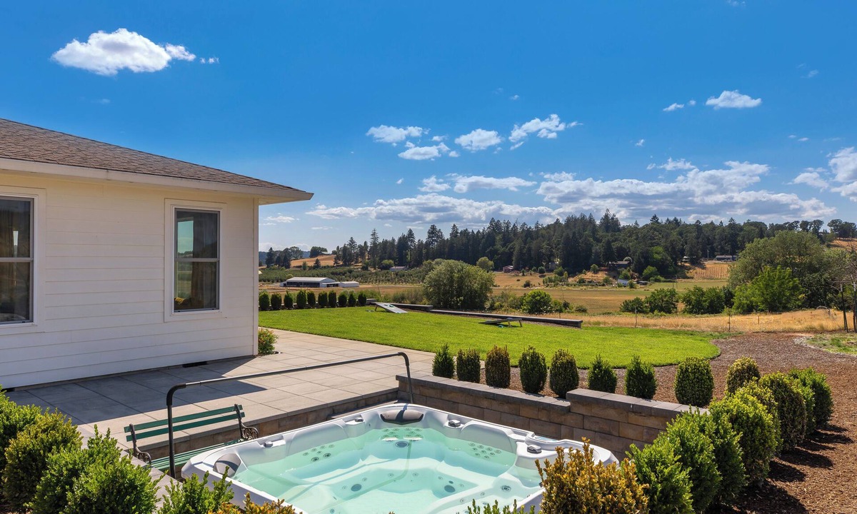 Newberg House | Welcome to Oz: A Vibrant Estate with Hot Tub!