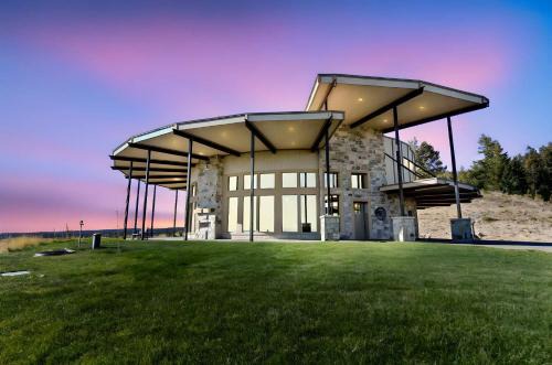 Ashton House | West Cabin- Yellowstone Family Retreat- Sled Hill