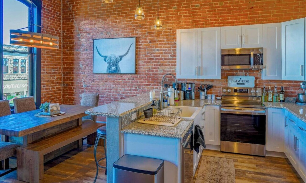 Baker City Apartment | West Empire Theatre Loft, Gorgeous Space on Main Street for 4! Local Golfing 50% Off!