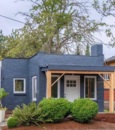 Highland Park House | West Seattle Home King Bed and AC