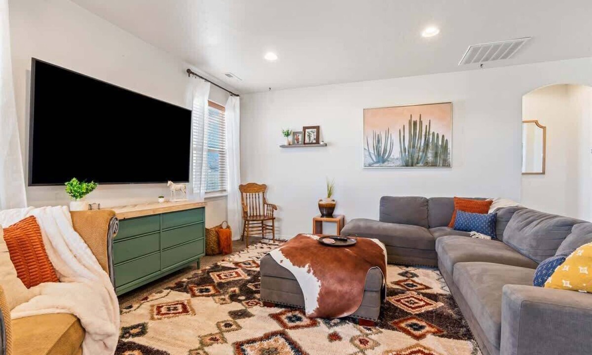 Caldwell House | Western Charm Retreat | Hot Tub | Sleeps 10 | Near College of Idaho