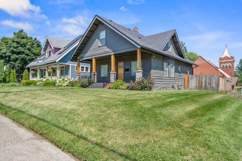 South Perry District House | Where the Cool Kids Stay Hot Tub Perry