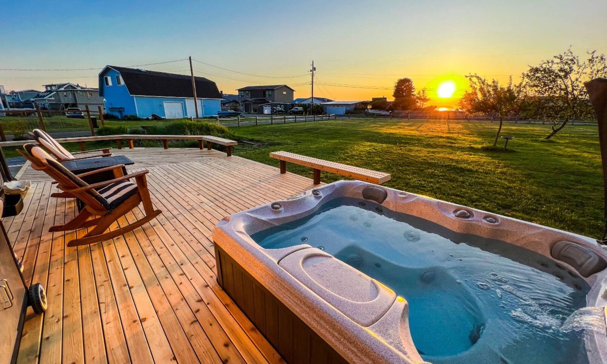 Lagoon Point House | Whidbey Beachfront I Hot Tub I Dogs OK