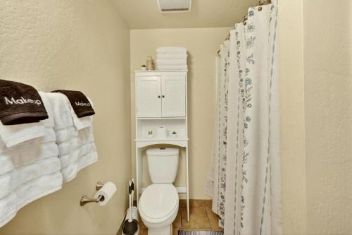 Historic Railroad District House | Whimsy On B- 1 block to downtown Ashland
