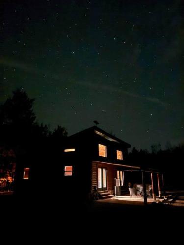 Elmira House | Whispering Pines Cabin - Rustic Escape + Hot tub