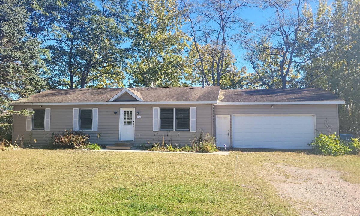 Elberta House | White Birch - Riverfront and Newly-Remodeled! Great Location!