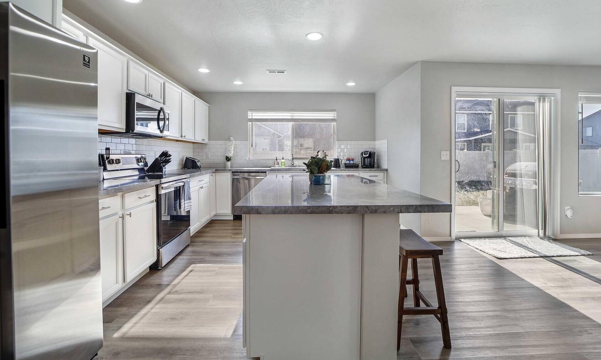 Twin Falls House | "White Tail Castle" NEW! Sleeps 12 comfortably