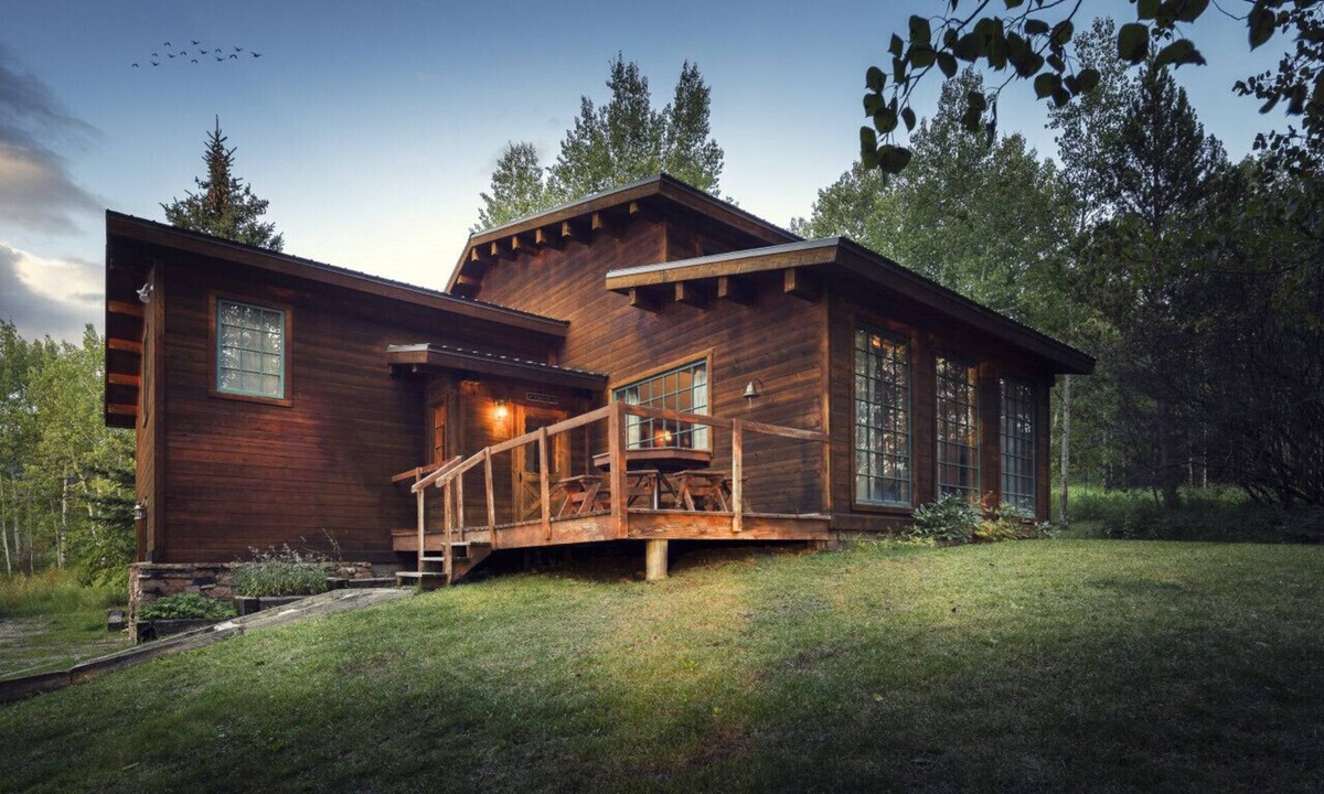 Victor House | Windigo Lodge with Hot Tub
