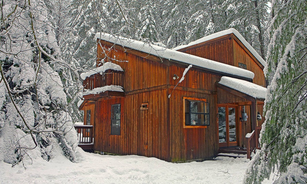 Enumclaw Cabin | Wonderland Lodge At Mt. Rainier - hot tub - Crystal Mountain